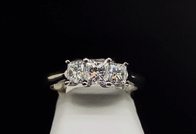 18K Diamond Engagement Ring