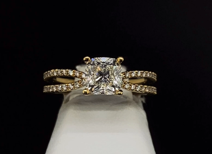 18K Diamond Engagement Ring